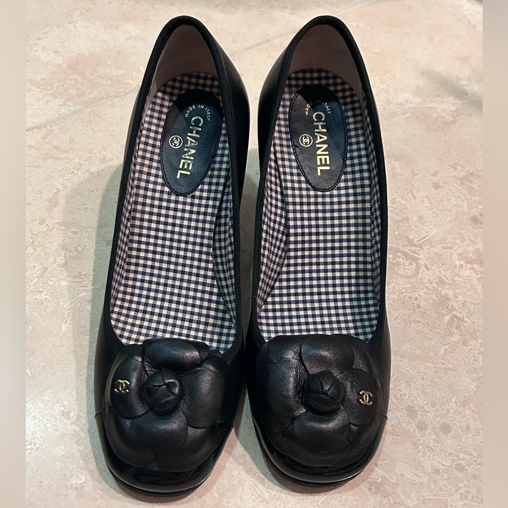 EUC Chanel Leather and Patent Leather Cap Toe Camellia Block Heel Pumps Size 37C